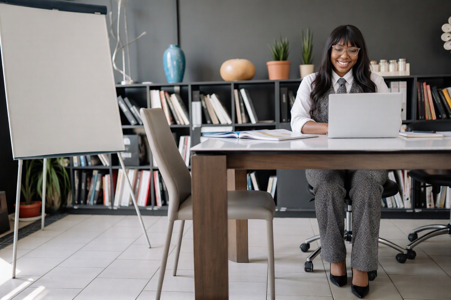 La Raven Gordon working at her desk